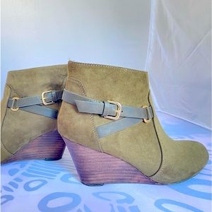 Womens Report Galiana Buckle Wedge Bootie